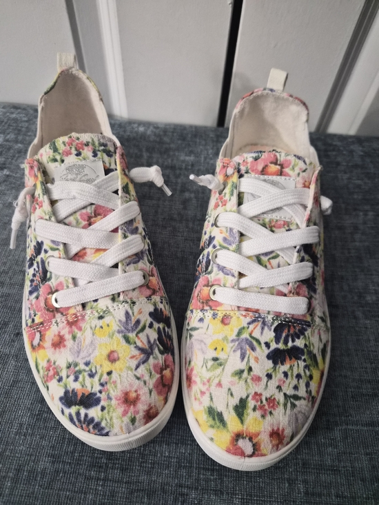 Roxy Shoes - Roxy White and Gray Floral Shoe Sleeve